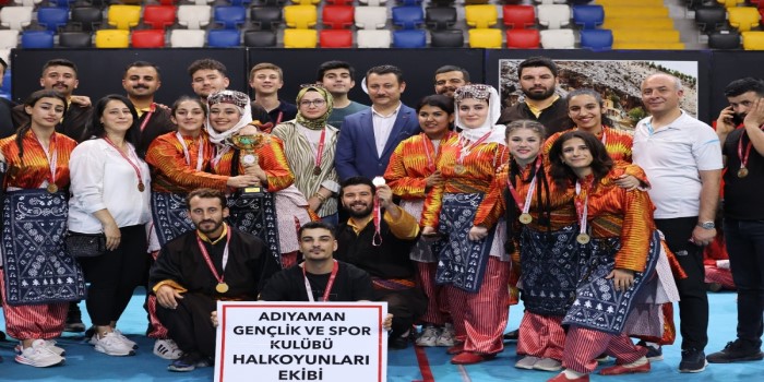Halk oyunları şöleninde 980 sporcu sahne aldı